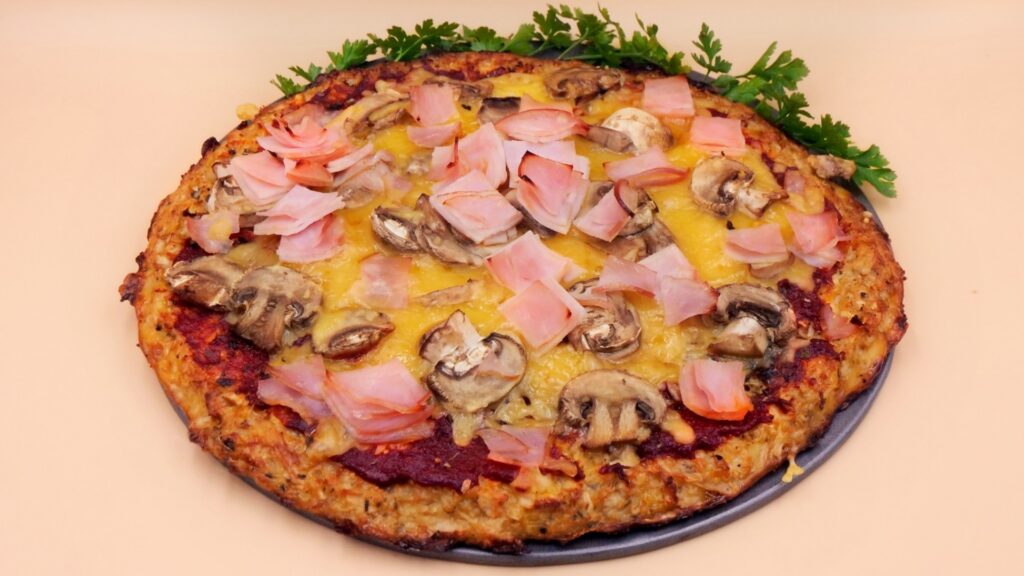 Pizza na kalafiorowym spodzie z wędliną i pieczarkami przepis