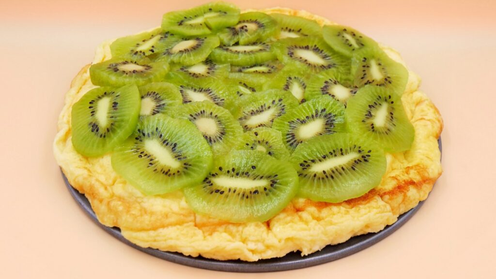 Omlet na słodko z kiwi przepis