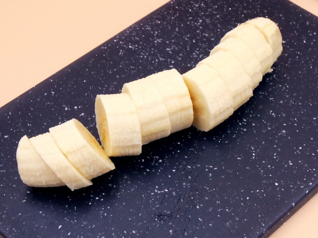 Croissant z serkiem wiejskim, bananem i masłem orzechowym przepis