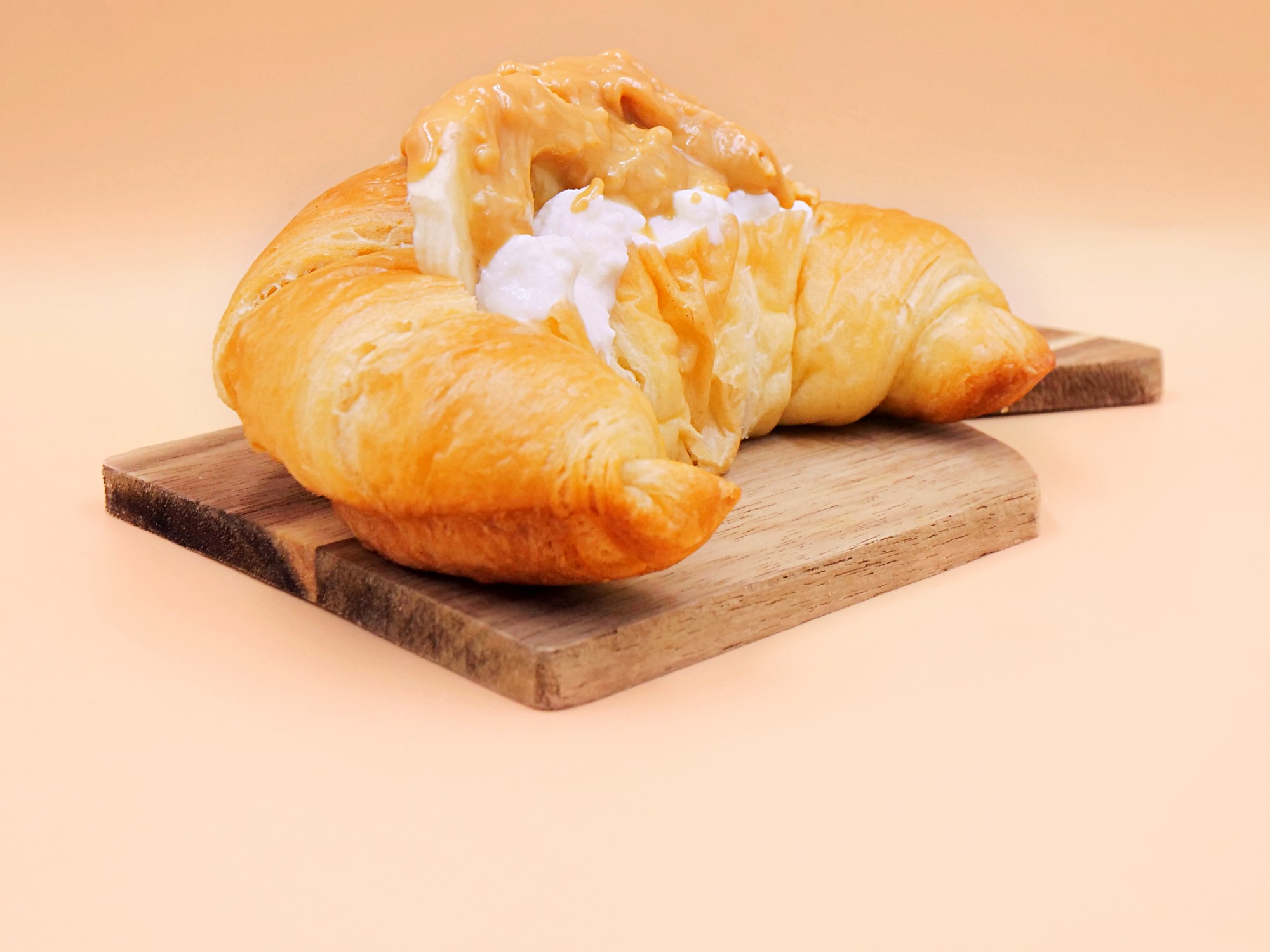Croissant z serkiem wiejskim, bananem i masłem orzechowym przepis