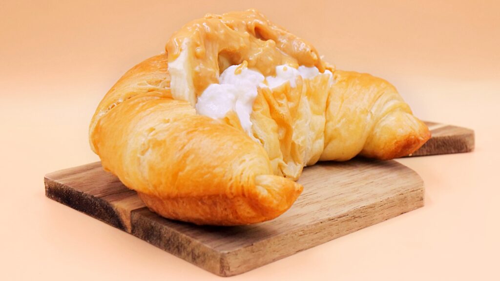 Croissant z serkiem wiejskim, bananem i masłem orzechowym przepis