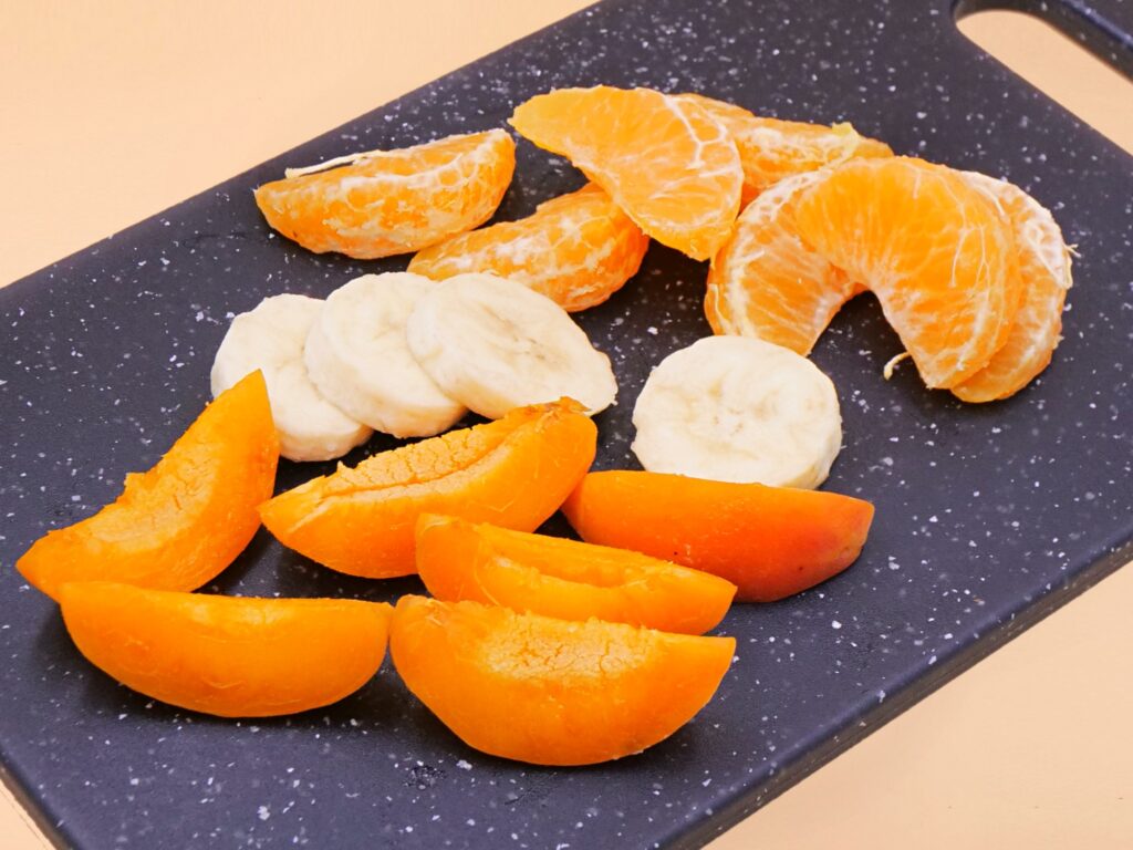 Sałatka z banana, moreli i mandarynki z jogurtem i orzechami przepis