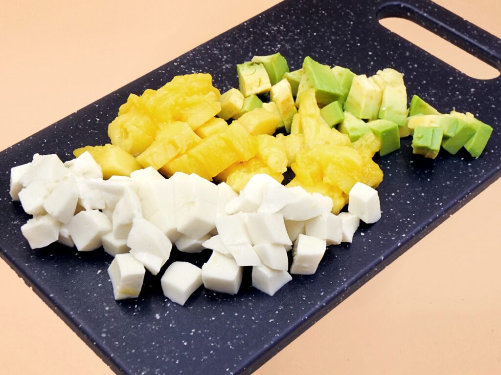 Salsa z mango, awokado i mozzarelli przepis