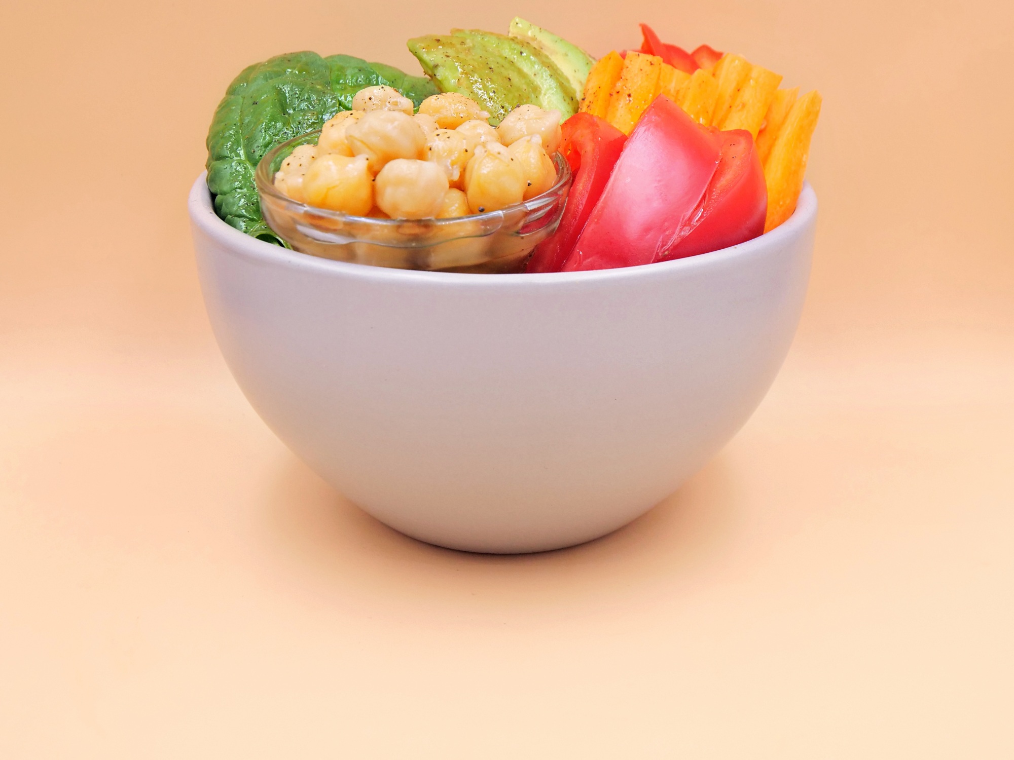Warzywny bowl z ciecierzycą i awokado przepis