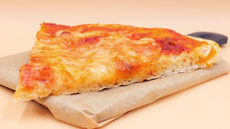 Pizza z mozzarellą i sosem pomidorowym przepis