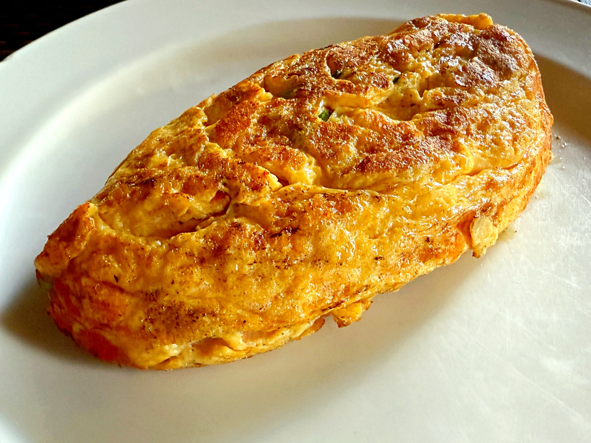 Omlet totalnie się rozpada? Przy tej technice to zaleta!