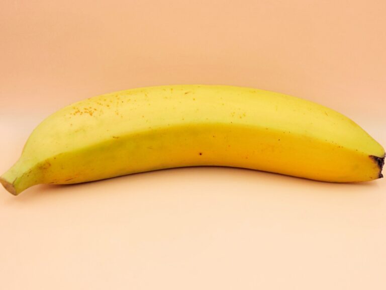 Nie myjesz bananów? Zobacz, co odkryto na ich skórkach