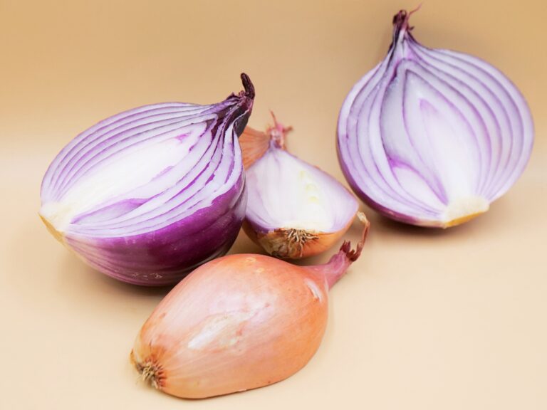 Większość ludzi źle przechowuje cebulę i czosnek. A przez to tracą najcenniejsze właściwości