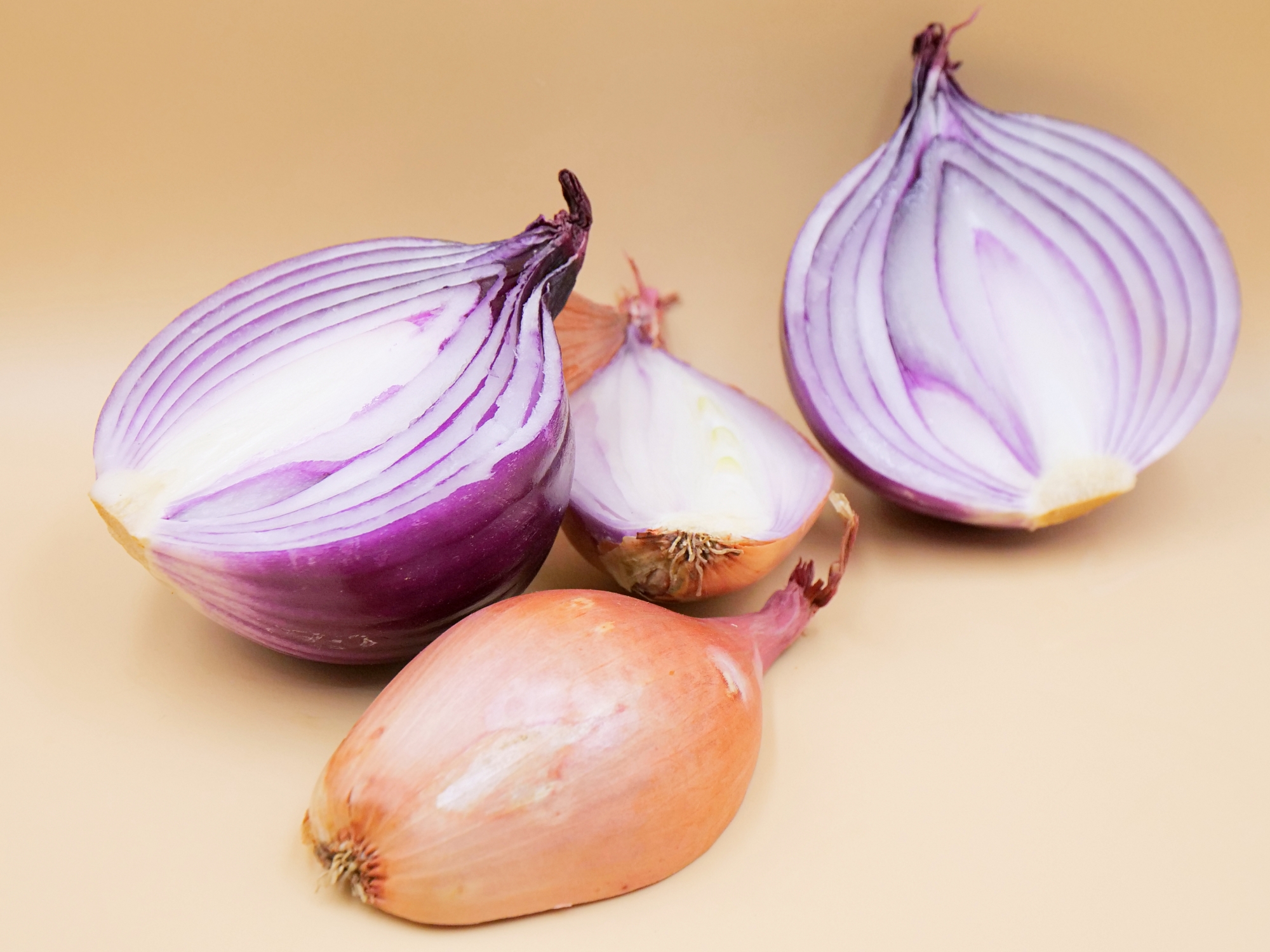 Większość ludzi źle przechowuje cebulę i czosnek. A przez to tracą najcenniejsze właściwości