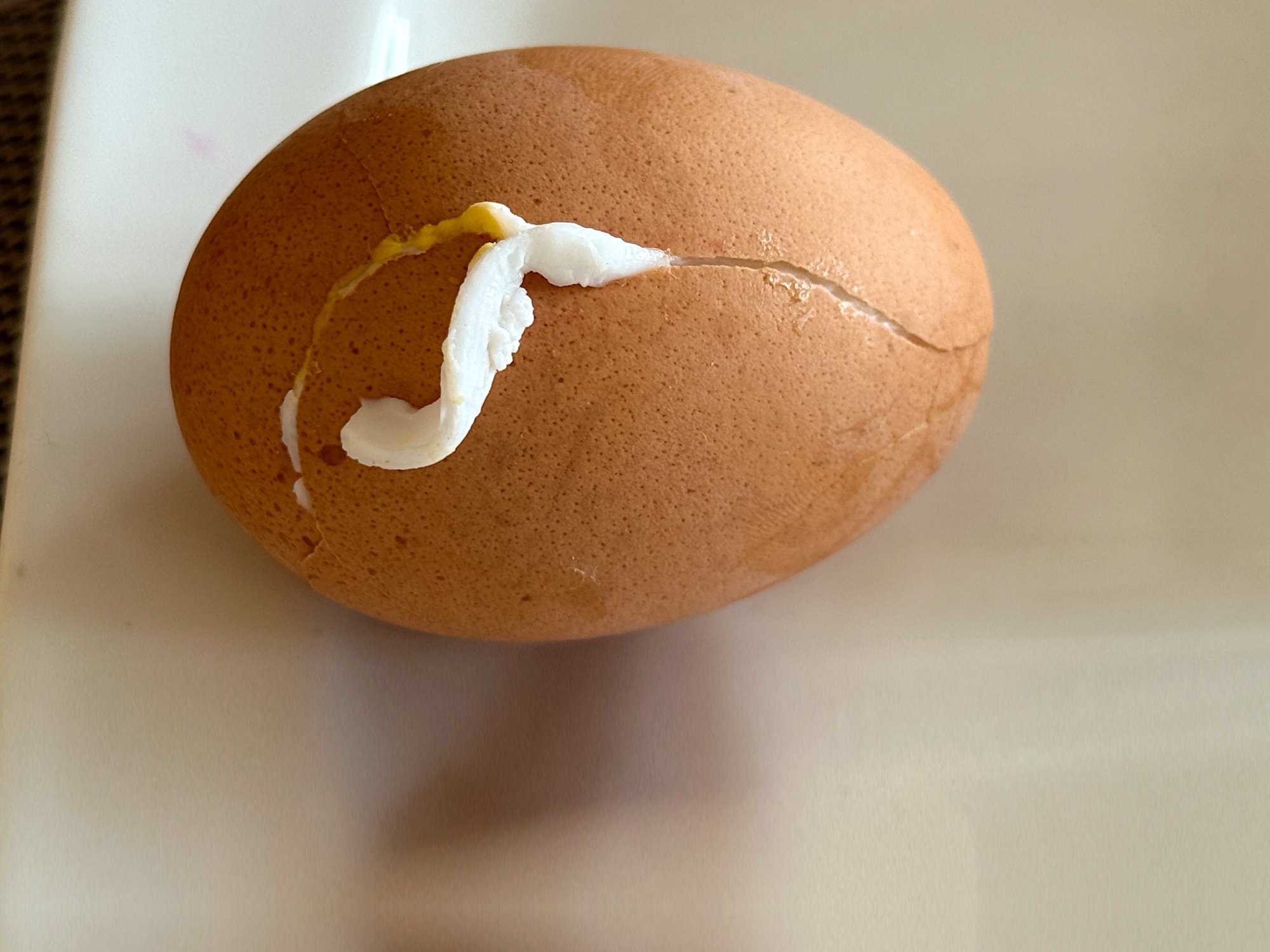 Gotujesz jajka i któreś pękło? Nie lekceważ tego