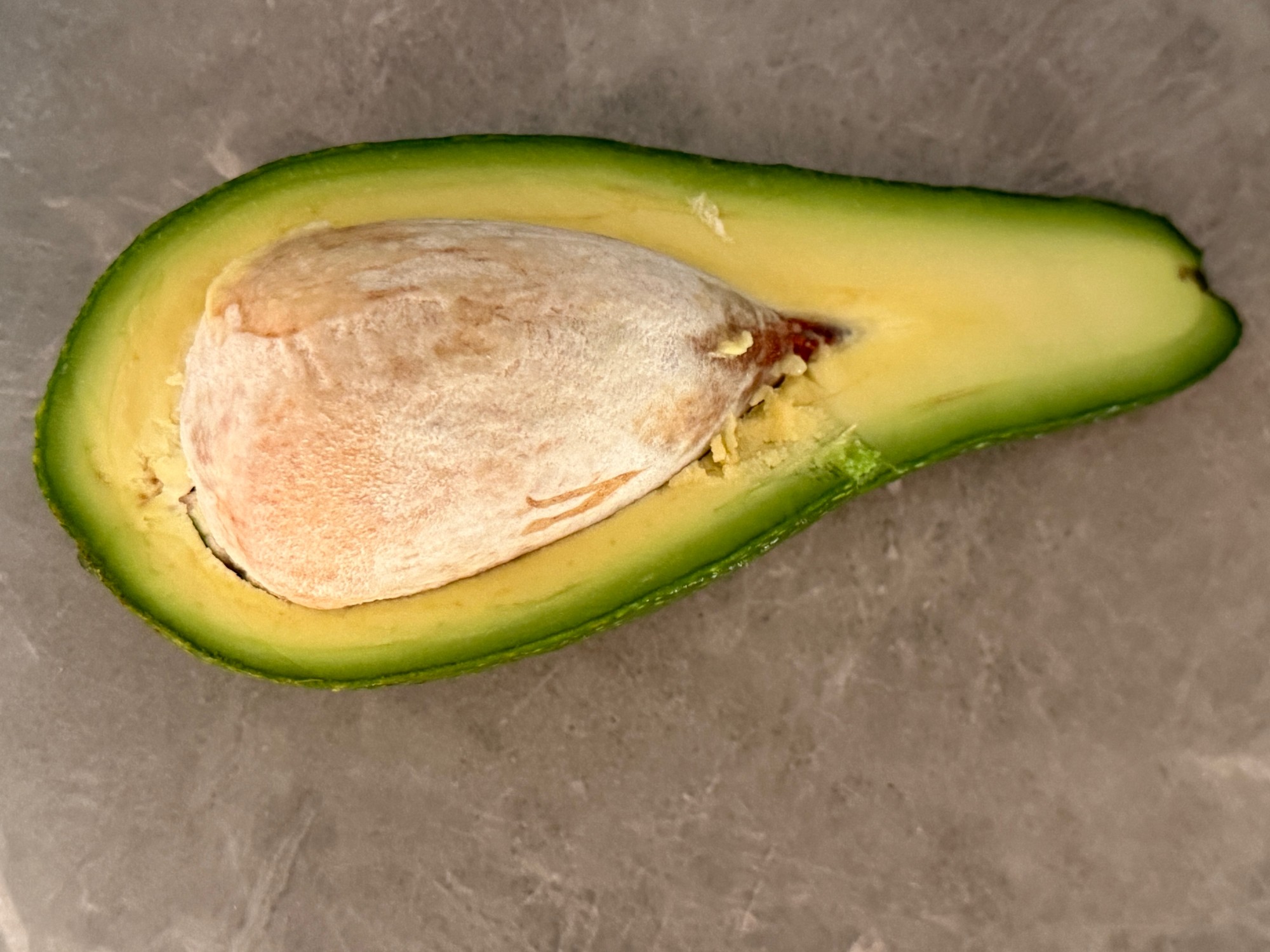 Czy rozkrojone awokado przechowuje się z pestką czy bez?