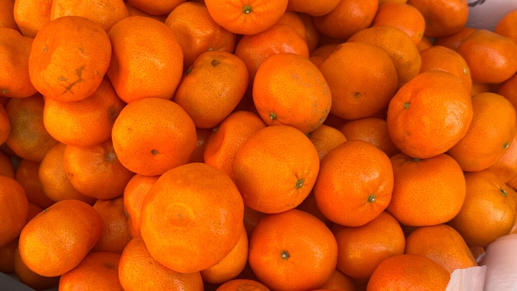 Połykasz pestki mandarynek? Nauka ma na to jasną odpowiedź, która może cię zaciekawić