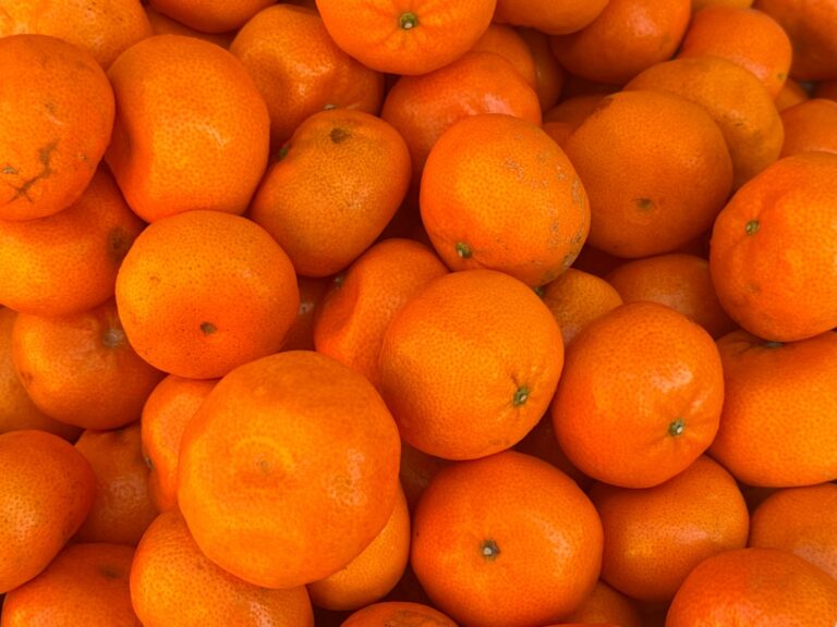 Połykasz pestki mandarynek? Nauka ma na to jasną odpowiedź, która może cię zaciekawić