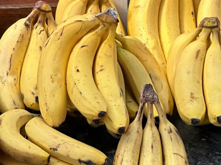 Obcinać czy nie? Bananowy dylemat, który wciąż budzi kontrowersje