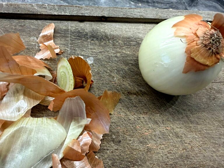 Koniec z płaczem w kuchni. 6 sposobów na krojenie cebuli bez łez