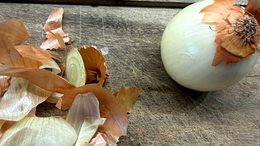 Koniec z płaczem w kuchni. 6 sposobów na krojenie cebuli bez łez