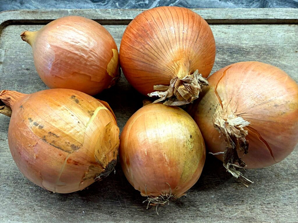 Koniec z płaczem w kuchni. 6 sposobów na krojenie cebuli bez łez