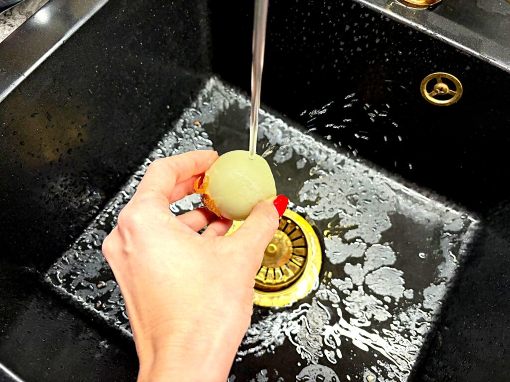 Koniec z płaczem w kuchni. 6 sposobów na krojenie cebuli bez łez