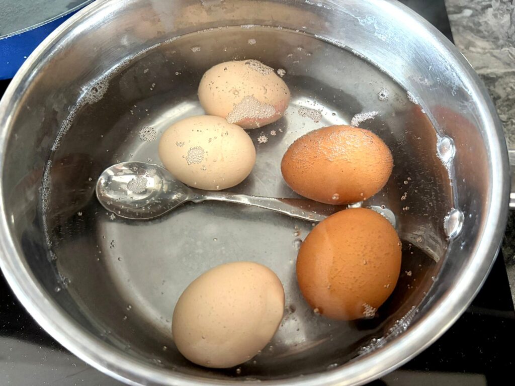 Tego jeszcze nie było! Trik z metalową łyżeczką, która panoszy się w garnku