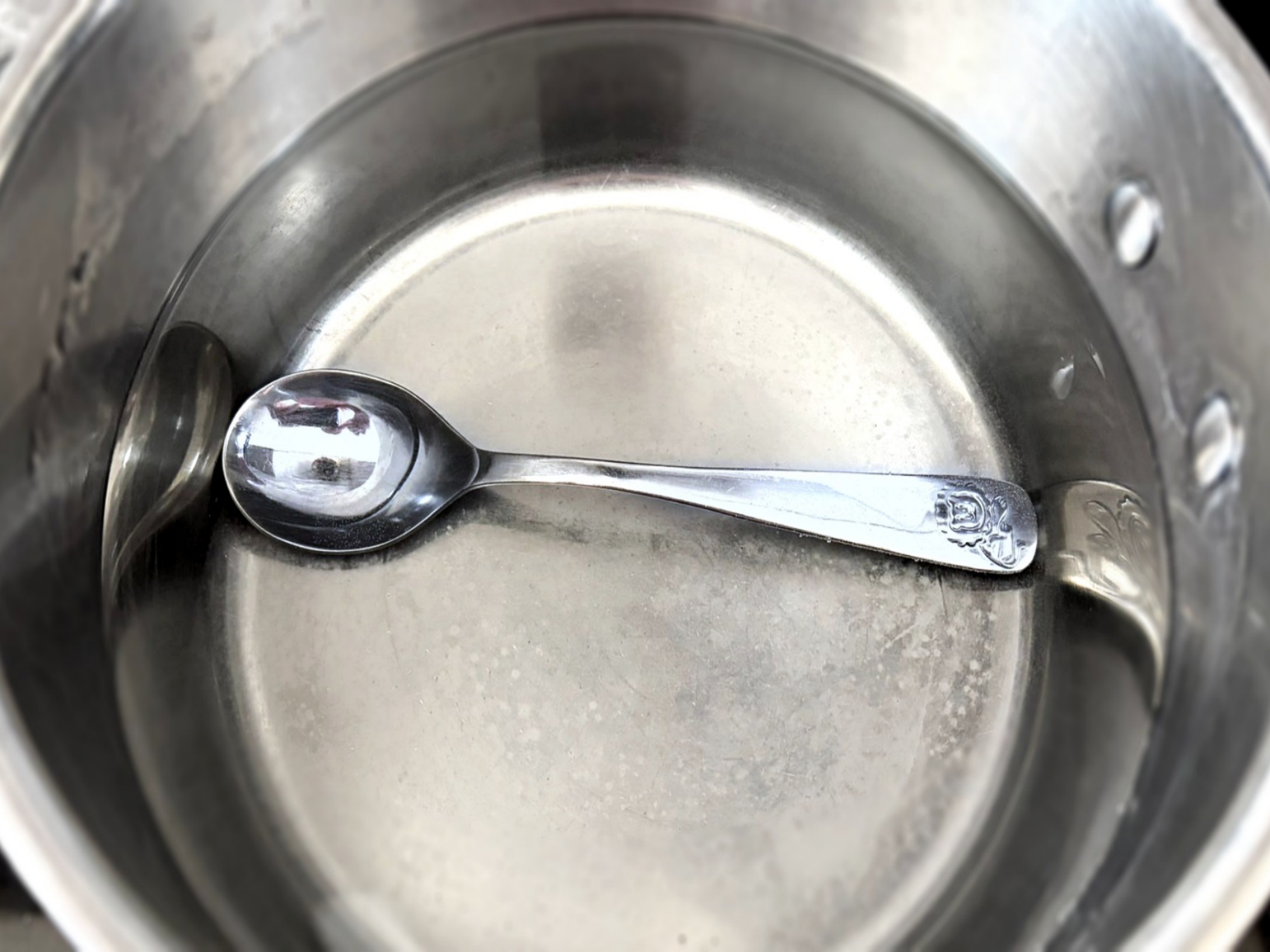 Tego jeszcze nie było! Trik z metalową łyżeczką, która panoszy się w garnku