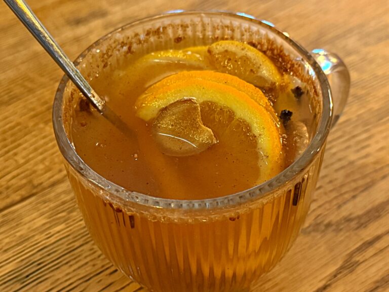 Lubisz herbatę z miodem? Lepiej to przeczytaj zanim kolejny raz ją przygotujesz