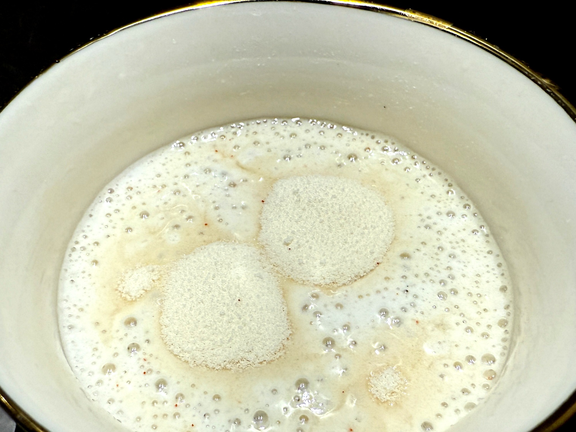 Rozpuszczasz je w gazowanej wodzie? Warto wiedzieć jedną rzecz