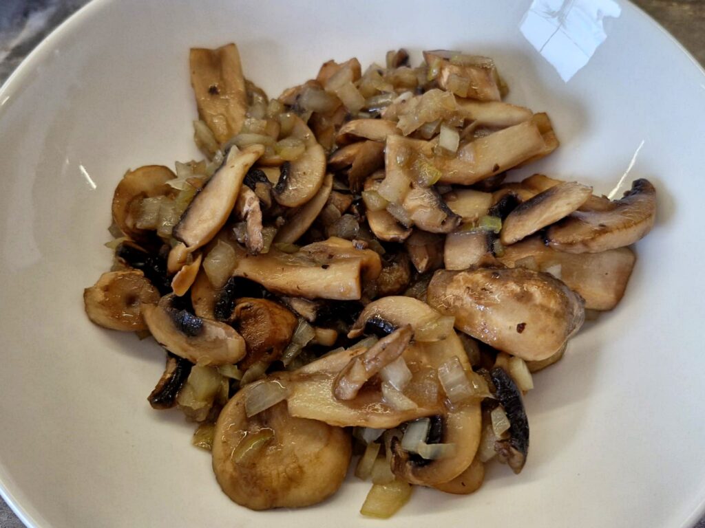 Żurek wielkanocny, który znika szybciej niż zajączek. Kiełbasa ma poważną konkurencję