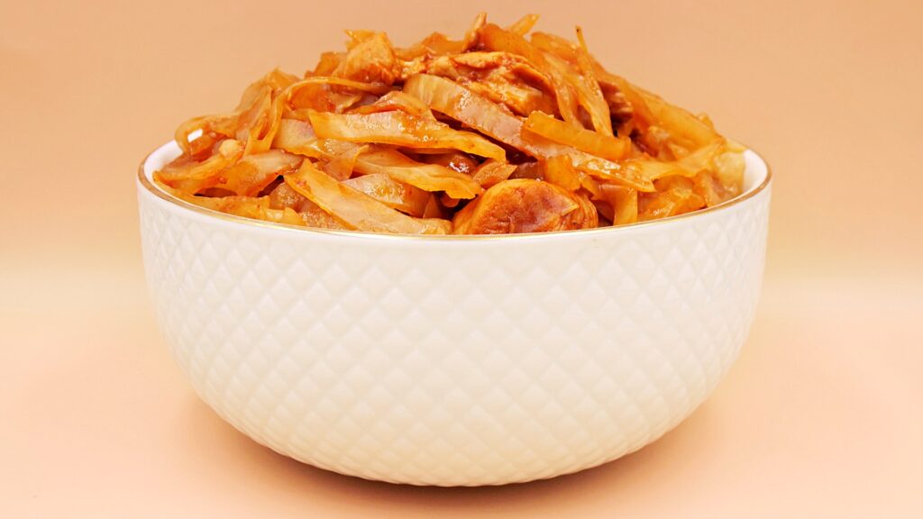 Ten składnik mocno cię zaskoczy. Wystarczy odrobina, a bigos wchodzi na zupełnie inny poziom