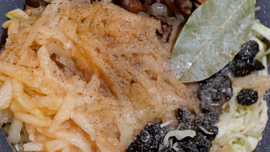 Ten składnik mocno cię zaskoczy. Wystarczy odrobina, a bigos wchodzi na zupełnie inny poziom