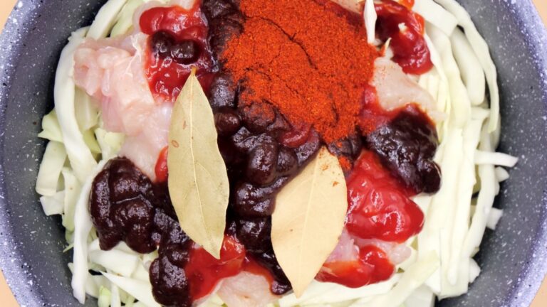 Ten składnik mocno cię zaskoczy. Wystarczy odrobina, a bigos wchodzi na zupełnie inny poziom