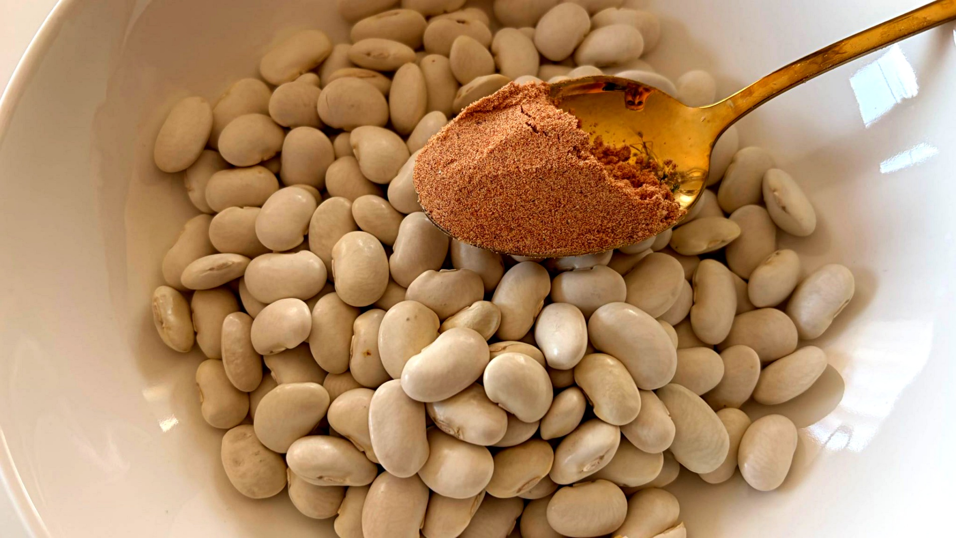 Coś podkręca smak tej fasolki. I nie jest to wędzonka