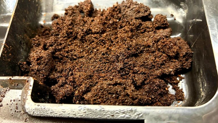 Nie wyrzucaj fusów z kawy. W kuchni mają więcej zastosowań, niż myślisz