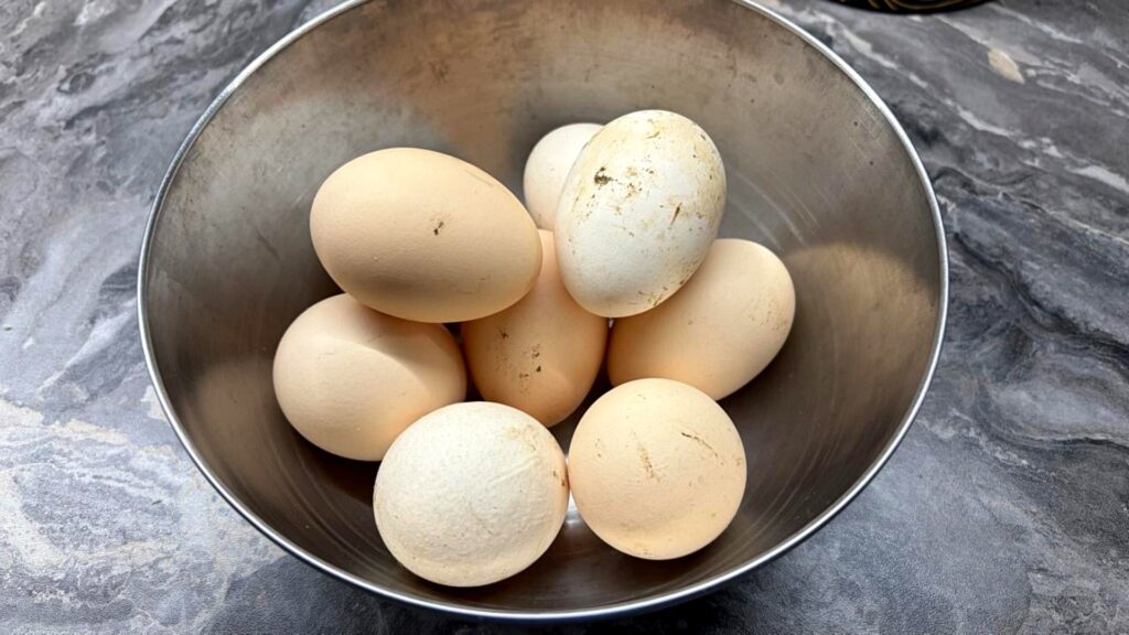 Zanim umyjesz jajko, przeczytaj to. Ten błąd popełnia wiele osób.