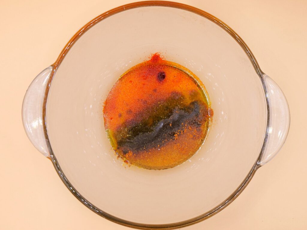 Ten jeden dodatek zmienia zwykłego schabowego. Wiele osób pomija go w panierce