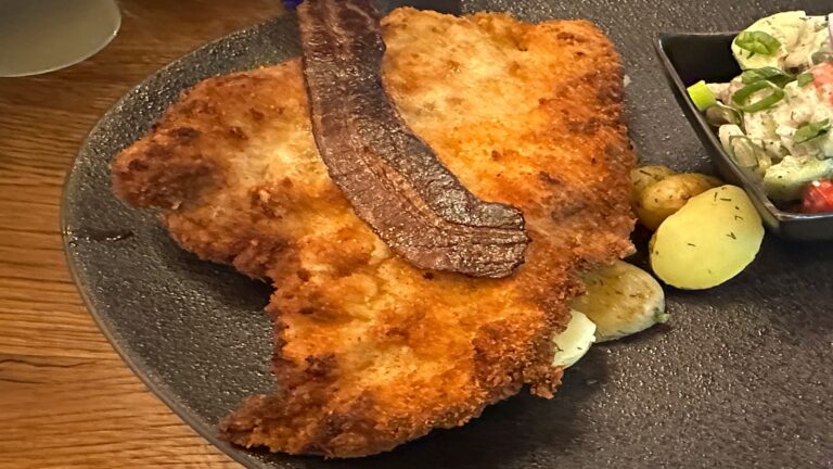 Ten jeden dodatek zmienia zwykłego schabowego. Wiele osób pomija go w panierce