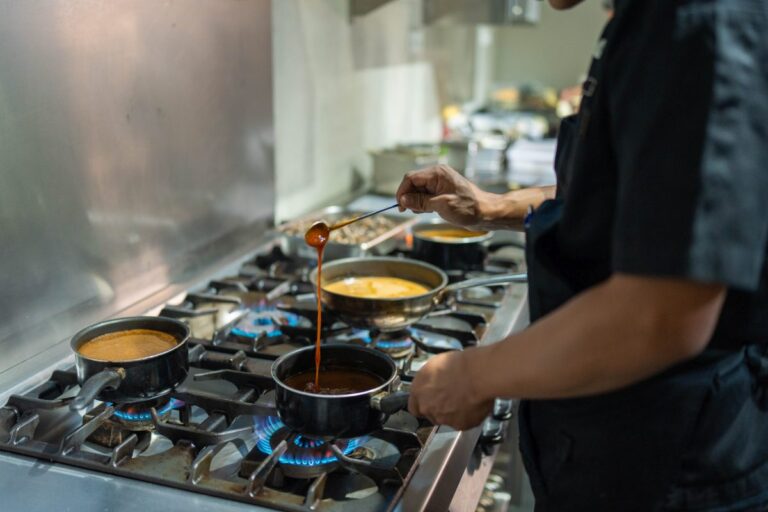 Jak dopasować kuchnię gazową gastronomiczną do potrzeb restauracji?