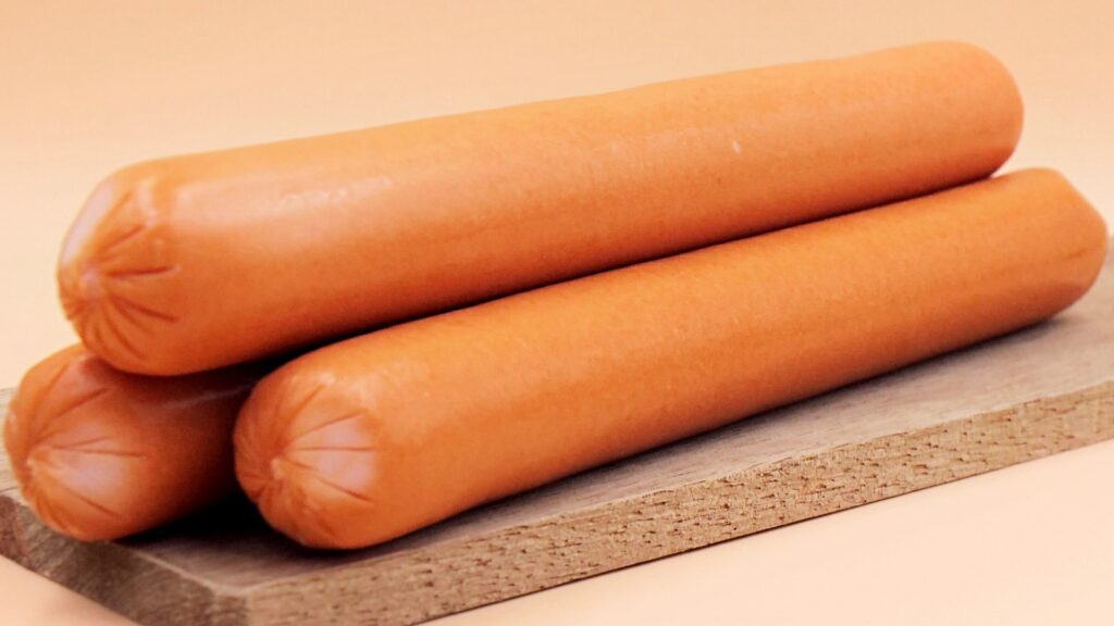 Do zimnej czy do gorącej wody? Wyjaśniamy raz na zawsze jak prawidłowo gotować parówki