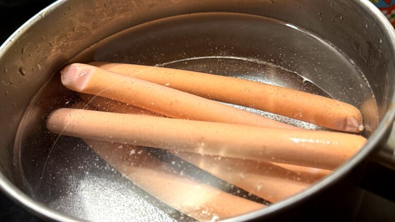 Do zimnej czy do gorącej wody? Wyjaśniamy raz na zawsze jak prawidłowo gotować parówki
