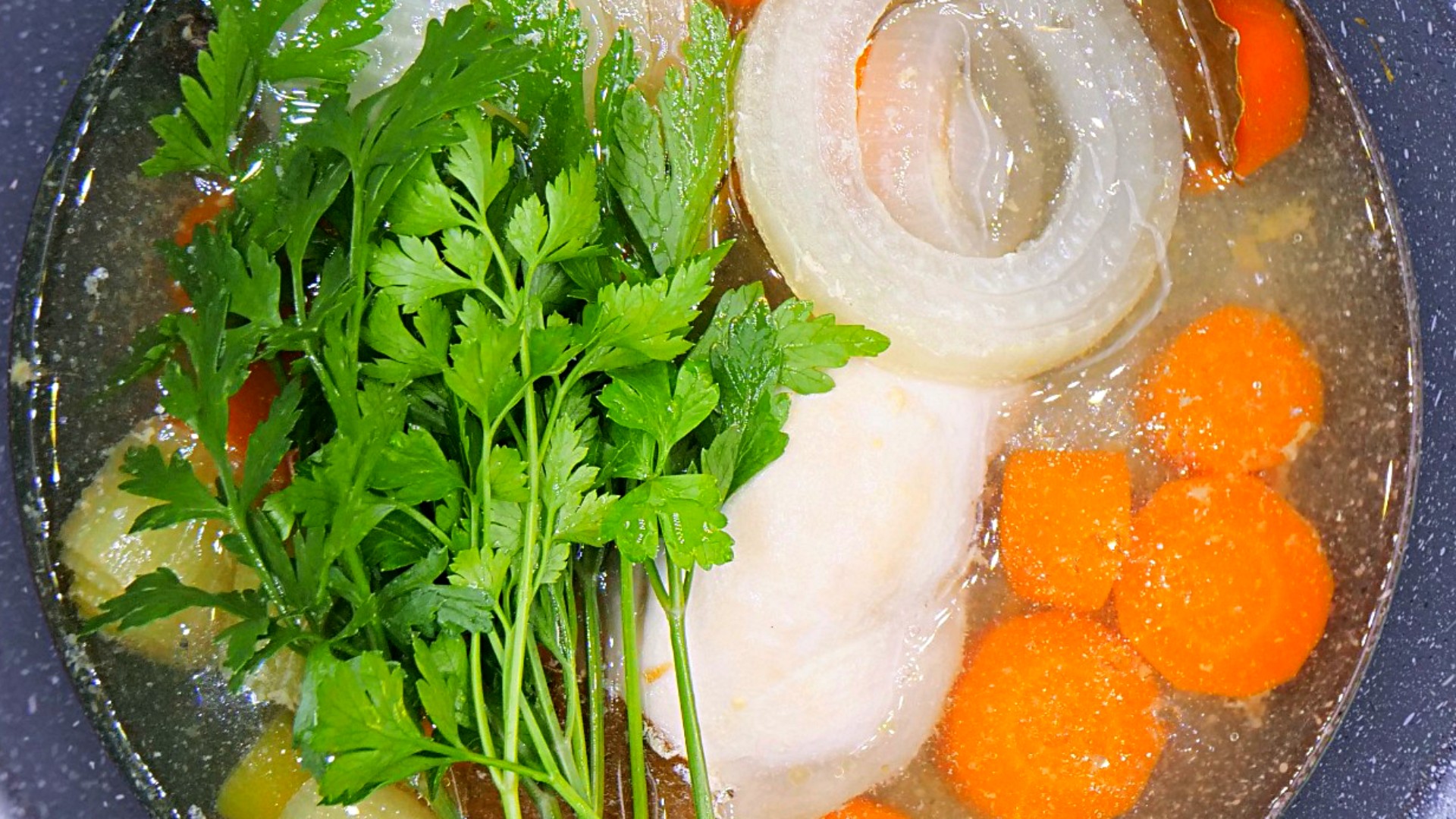 Gdy rosół traci wodę w garnku, wiele osób popełnia ten sam błąd