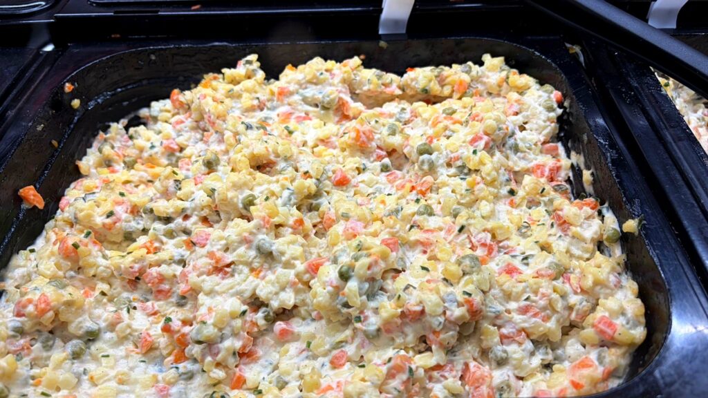 Nietypowe warzywa do sałatki jarzynowej. Wiele osób boi się je dodać, a robią największą różnicę