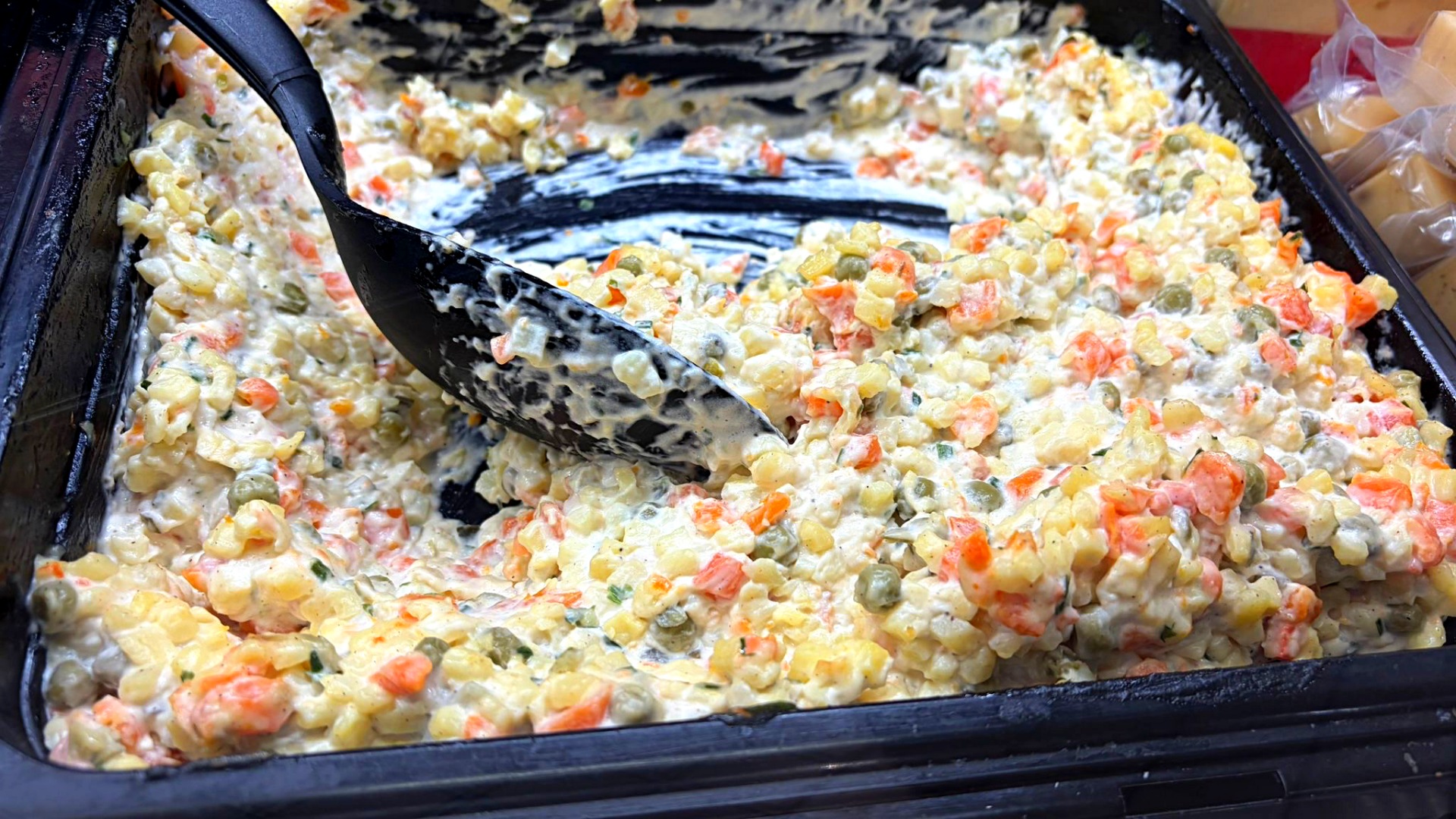 Nietypowe warzywa do sałatki jarzynowej. Wiele osób boi się je dodać, a robią największą różnicę