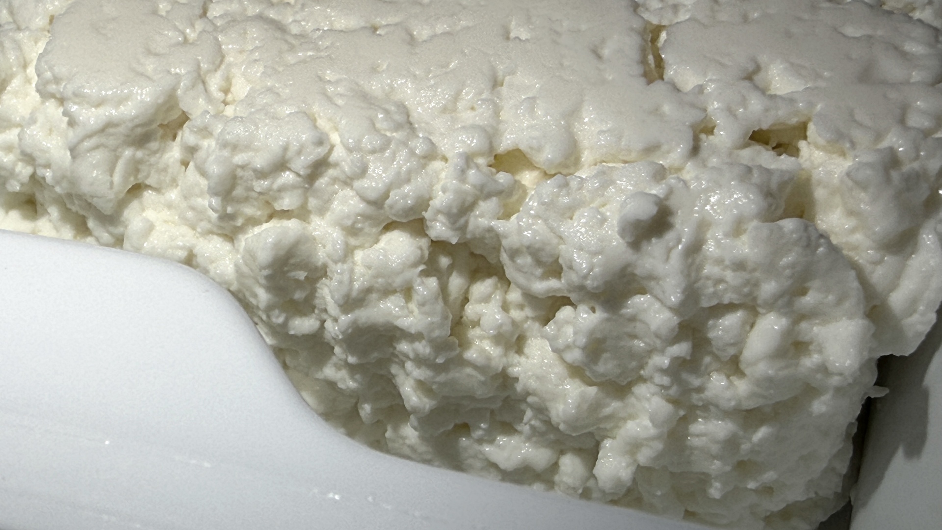 Przyspiesza spalanie tłuszczu i poprawia sen. Wiele osób je go o złej porze