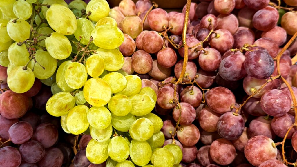 Większość osób robi to z winogronami automatycznie. Niewielu wie, czy to naprawdę ma sens