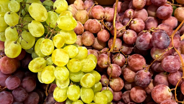 Większość ludzi robi to źle. Tak powinno się myć winogrona