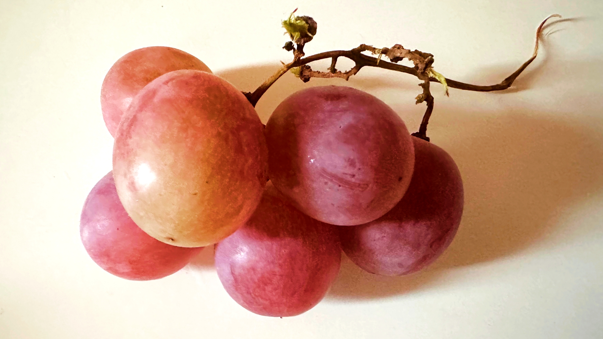 Większość osób robi to z winogronami automatycznie. Niewielu wie, czy to naprawdę ma sens