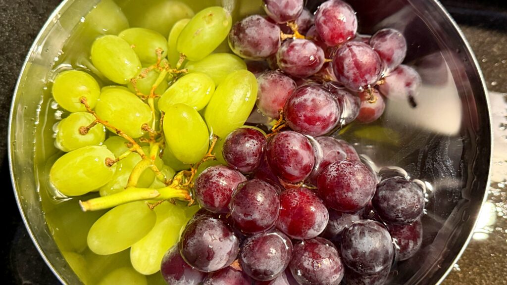 Większość ludzi robi to źle. Tak powinno się myć winogrona