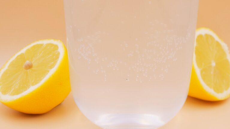 Woda z cytryną o poranku. Niewiele osób wie, po co naprawdę się to robi