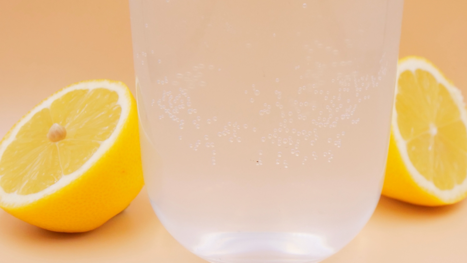 Woda z cytryną o poranku. Niewiele osób wie, po co naprawdę się to robi