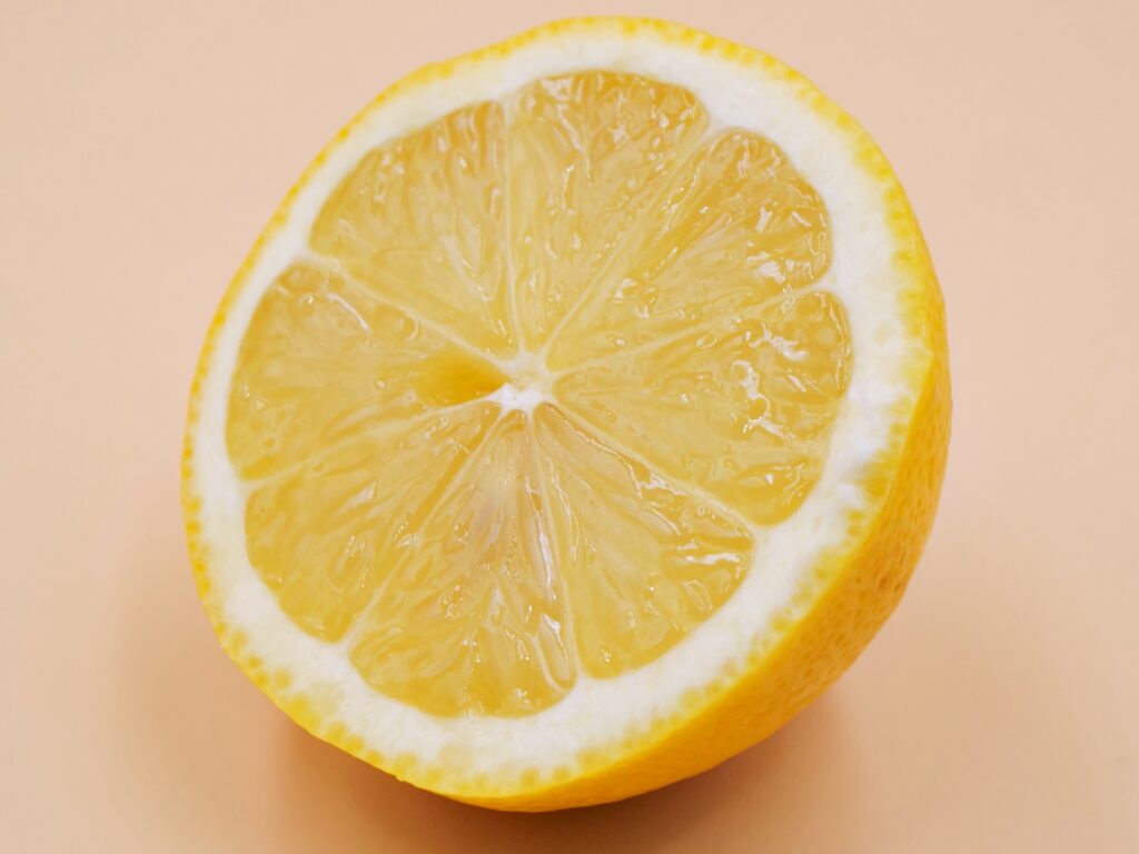 Woda z cytryną o poranku. Niewiele osób wie, po co naprawdę się to robi