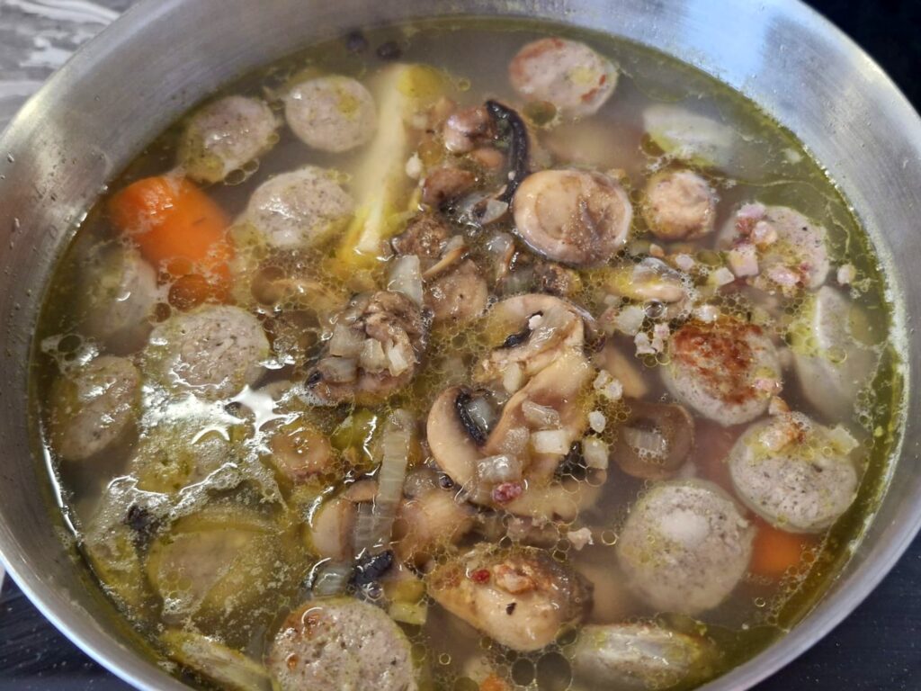 Żurek wielkanocny, który znika szybciej niż zajączek. Kiełbasa ma poważną konkurencję